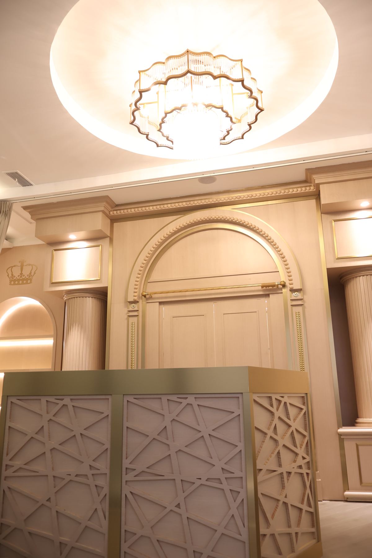 Detail of the synagogue plasterwork and sconces